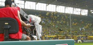 Ein Kameramann beim Spiel zwischen Dortmund und Wolfsburg Bundesliga