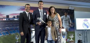 Cristiano Ronaldo und sein Sohn bei einer Preisverleihung zum Torrekord von Ronaldo Cristiano Ronaldo