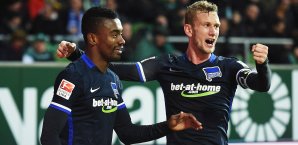 Fabian Lustenberger (Rechts) feiert mit Salomon Kalou Fabian Lustenberger