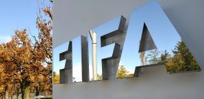 Die FIFA will sich der Kritik an den Arbeitsbedingungen in Katar annehmen FIFA