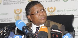 Fikile Mbalula vor der Presse Fikile Mbalula