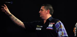 Gary Anderson wirft und gewinnt gegen Dave Chisnall Gary Anderson