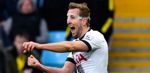 Jubel mit Maske: Harry Kane feiert seinen Doppelpack Harry Kane