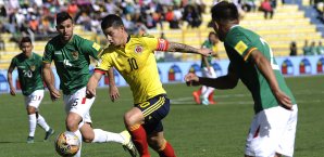 James Rodriguez kämpft sich durch die Abwehr James Rodriguez