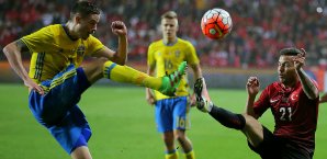 Mikael Lustig und Kerim Frei kämpfen um den Ball Kerim Frei