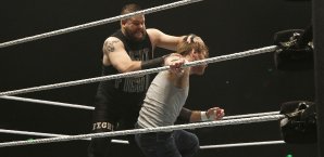 Kevin Owens (l.) wird bei WrestleMania 32 gegen Sami Zayn in den Ring steigen Kevin Owens