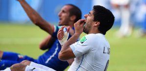 Luis Suarez nach dem Biss gegen Chiellini Luis Suarez