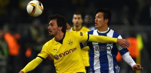 Mats Hummels gegenb Hyun Jun Suk vom FC Porto Mats Hummels