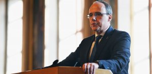 Peter Beuth spricht sich für härtere Strafen beim Einsatz von Pyrotechnik aus Peter Beuth