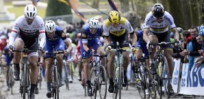 Peter Sagan (r.) bliebt auf dem Kopfsteinpflaster cool Peter Sagan