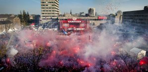 Spielunterbrechung durch Rauchbombe bei PSV-Ajax: 15 Verletzte, eine Festnahme PSV Eindhoven