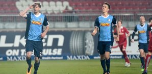 Simon Terodde (l.) erzielte seinen 16. Saisontreffer Simon Terodde