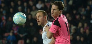 Christophe Berra und Daniel Kolar liefern sich einen Kampf Tschechien