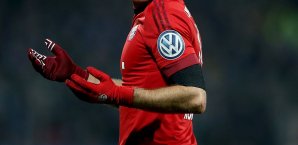 Das VW-Logo ist im Pokal auf dem Ärmel der Teams VW