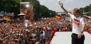 Jürgen Klinsmann dankt nach der WM 2006 den Fans WM 2006