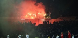 Eine Leuchtrakete der Wolfsburger landete auf der Bank der Hannoveraner Wolfsburg