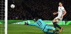 Zlatan Ibrahimovic überwindet Courtois Zlatan Ibrahimovic
