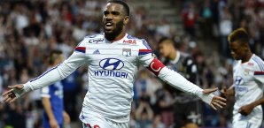 Alexandre Lacazette traf in den letzten drei Spielzeiten zweistellig für Olympique Lyon Alexandre Lacazette