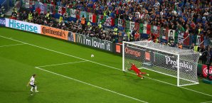 Bastian Schweinsteiger verschoss seinen Elfmeter vor den italienischen Tifosi Bastian Schweinsteiger