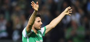 Claudio Pizarro nach einem Tor gegen VfB Stuttgart Claudio Pizarro