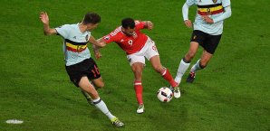 Hal Robson-Kanu narrte im EM-Viertelfinale die belgische Abwehr und schob zum 2:1 ein Hal Robson-Kanu