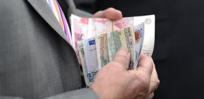 Die Organisatoren der Olympischen Spiele haben mit finanziellen Engpässen zu kämpfen Geld