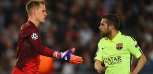 Jordi Alba (r.) soll sich nach Chelsea erkundigt haben Jordi Alba, ter Stegen
