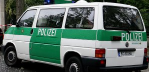 Die Neuansetzung des Spiels Borussia Dortmund gegen AS Monaco findet unter höchsten Sicherheitsmaßnahmen statt Polizeiwagen