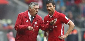Carlo Ancelotti (l.) führt Xabi Alonso als Positivbeispiel für Sprachkenntnisse an Carlo Ancelotti