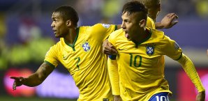 Douglas Costa (l.) steht im Aufgebot der Selecao Douglas Costa, Neymar