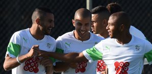 Islam Slimani (M.) spielt zusammen mit Riyad Mahrez (l.) in der algerischen Nationalmannschaft Islam Slimani, Riyad Mahrez