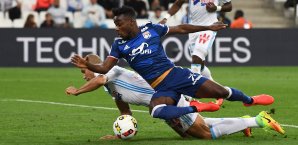 Matheus Macedo (l.) und Maxwel Cornet im Kampf um den Ball Matheus Macedo, Maxwel Cornet