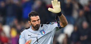 Buffon wird mit dem Golden Foot 2016 geehrt Buffon