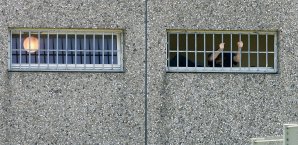 Zwei Betrüger sind in England zu einer Geldstrafe verurteilt worden Gefängnis