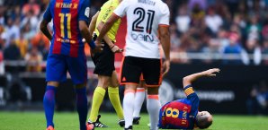 Iniesta musste nach 14 Minuten ausgewechselt werden Iniesta