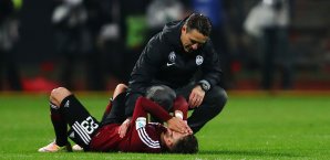 Niko Kovac tröstete die Nürnberg-Spieler nach der verlorenen Relegation gegen Frankfurt Kovac