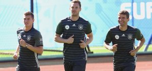 Toni Kroos, Manuel Neuer und Thomas Müller stehen auf der Short List des Ballon d'Or Toni Kroos, Manuel Neuer, Thomas Müller