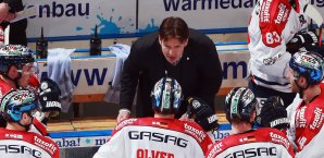 Die Eisbären um Trainer Uwe Krupp mussten sich Straubing geschlagen geben Eisbären Berlin