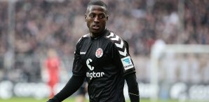 Fafa Picault musste sich von Ewald Lienen eine Standpauke anhören Fafa Picault
