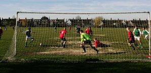 Fußballer müssen weltweit um ihren Lohn kämpfen Fußball