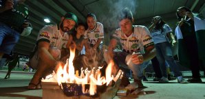 Die Fans von Chapecoense gedenken den Opfern des Unglücks Fußball
