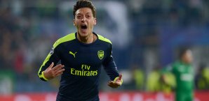 Mesut Özil pokert derzeit um seinen nächsten Vertrag Mesut Özil
