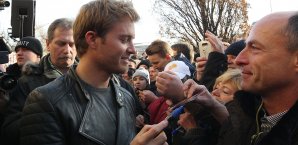 Nico Rosberg badet in seiner Heimat Wiesbaden in der Menge Nico Rosberg