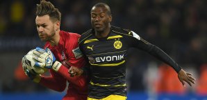 Adrian Ramos (r.) könnte in China sein Gehalt verdoppeln Adrian Ramos