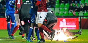 Neben OL-Torwart Anthony Lopez explodierten Feuerwerkskörper Anthony Lopez