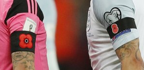 Unter anderem wegen dieser Armbinden müssen die Verbände Strafe zahlen FIFA
