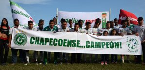 Das Flugzeugunglück zog weltweite Solidarität mit Chapecoense nach sich Flugzeugunglück