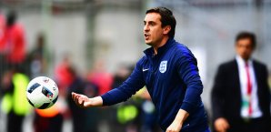 Gary Neville hat derzeit eine Fehde mit Loris Karius am Laufen Gary Neville