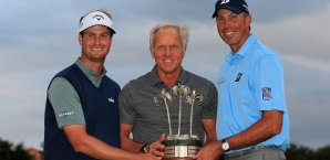 English und Kuchar posieren mit der Trophähe und dem Turniernamensgeber Golf