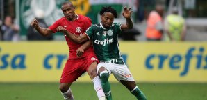 Ze Roberto schnürt mit 42 immer noch die Fußballschuhe International